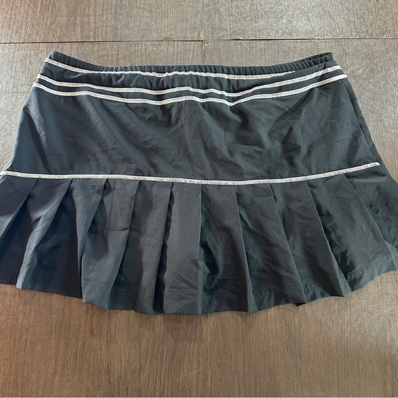 Fila Black & White Sports Skirt Pleated Back Sz XL Golf, Tennis, Gym Ready - Picture 5 of 9